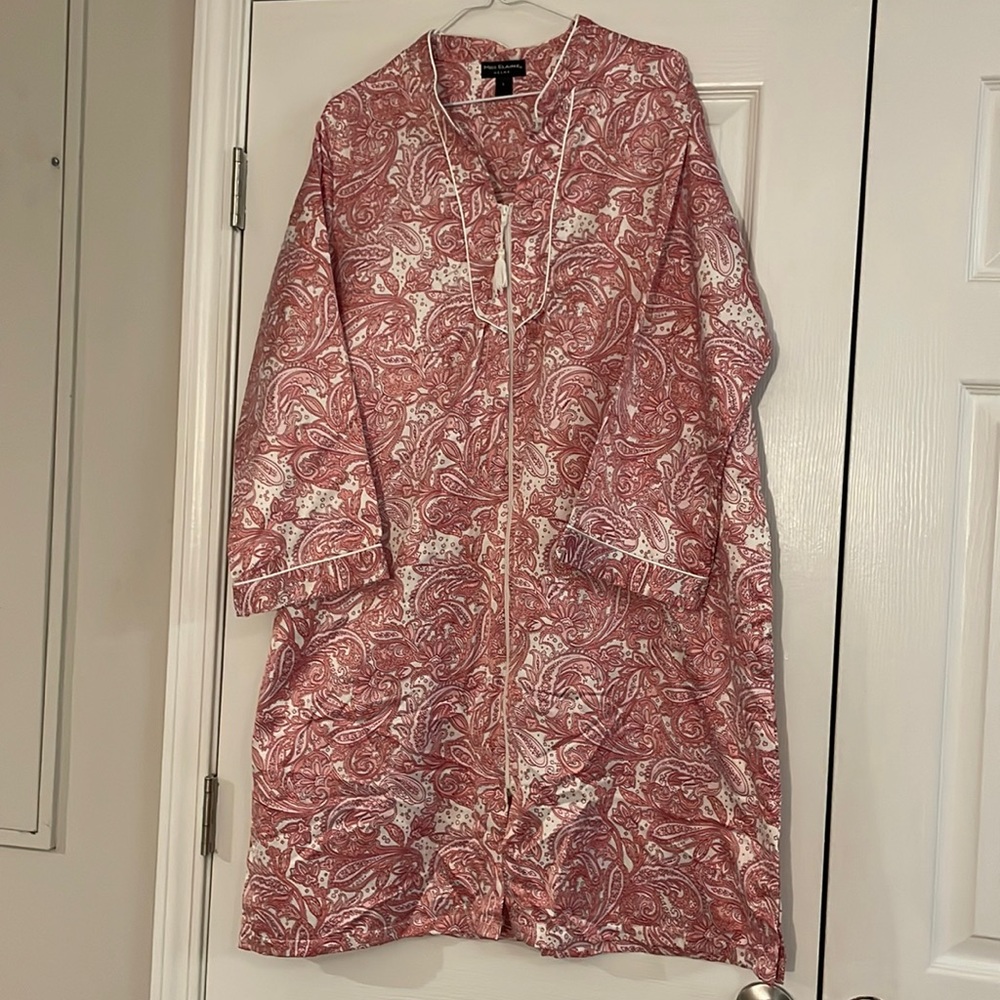 Miss Elaine Women’s Robe sleepwear housecoat, paisley print. Large